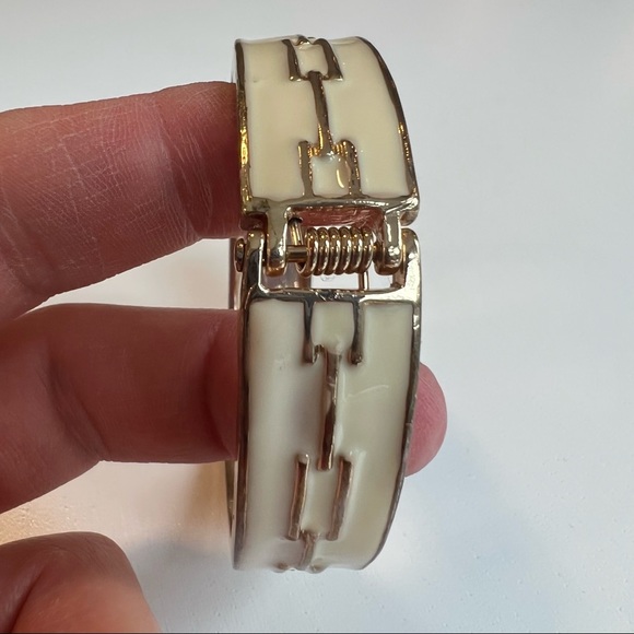 2.$15! 🍀 Gold & Cream Hinged Bangle Bracelet - Picture 3 of 6